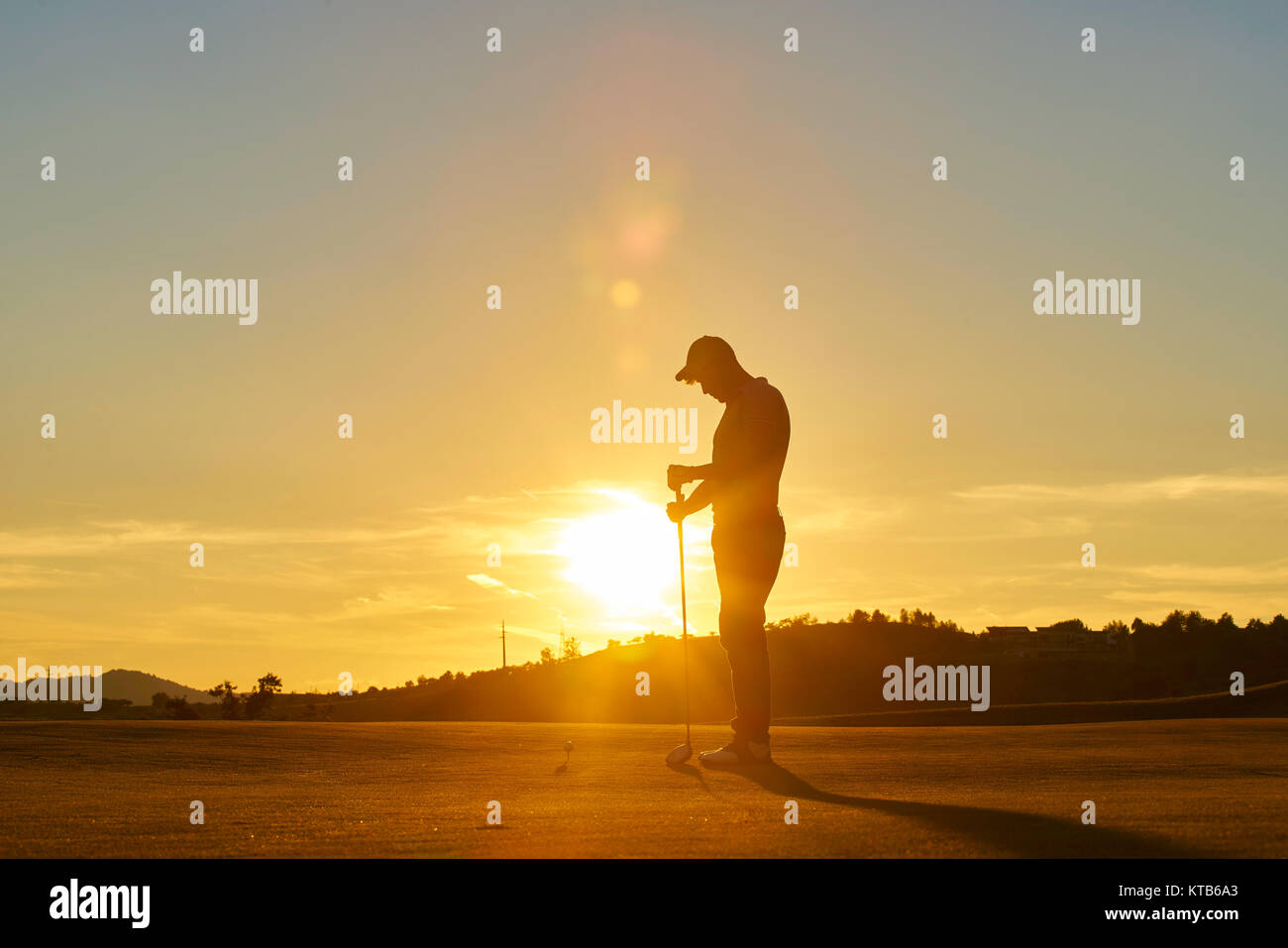 Jeune personne jouer au golf sur une journée ensoleillée Banque D'Images