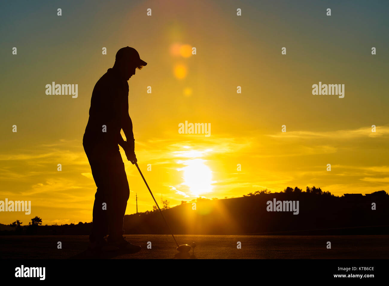 Ion Man playing golf la soirée Banque D'Images