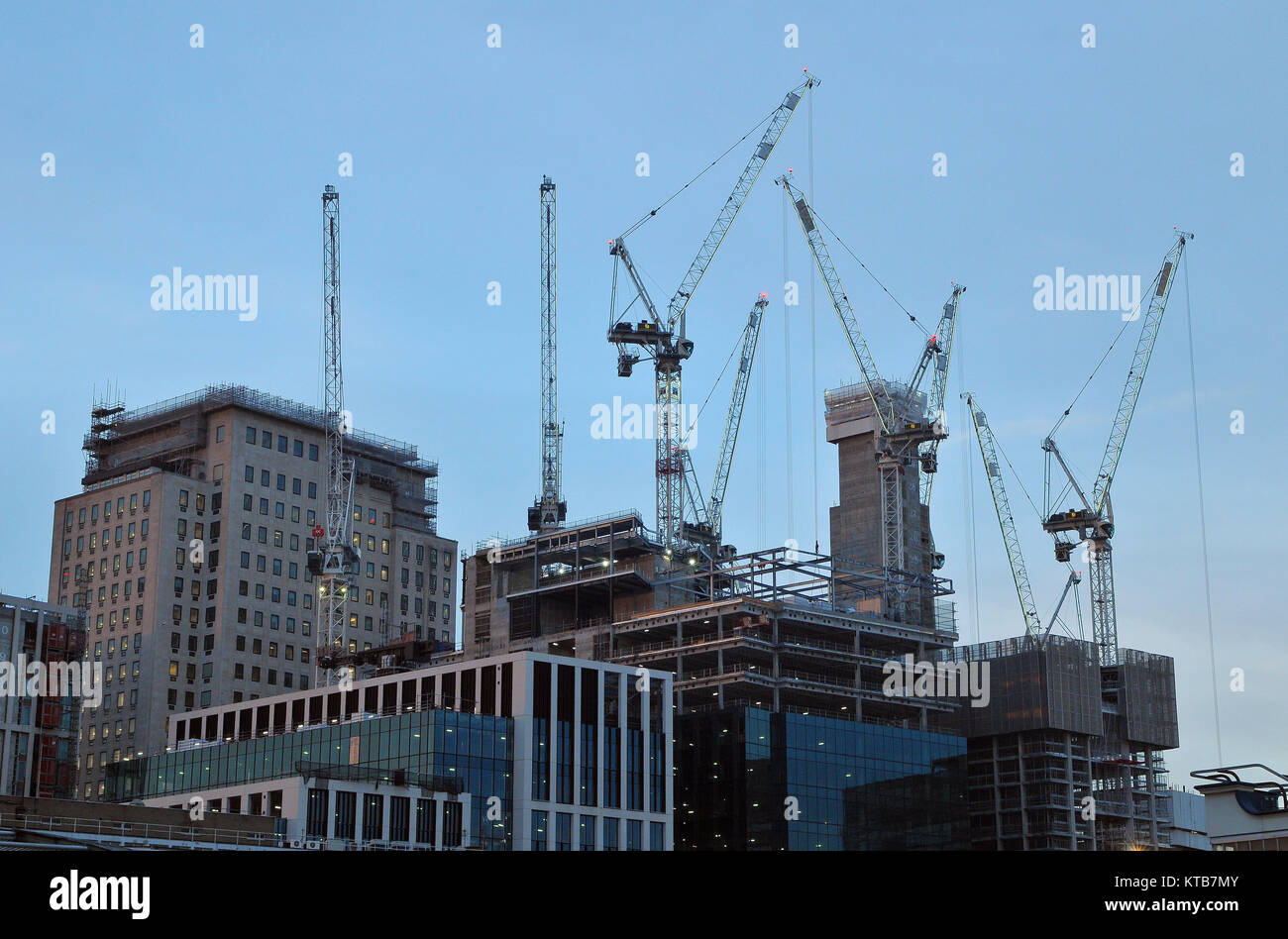 Site de construction dans le centre de Londres autour ou à proximité du Royal Dutch Shell s'appuyant sur la rive sud de la Tamise près de la gare de Waterloo. Banque D'Images