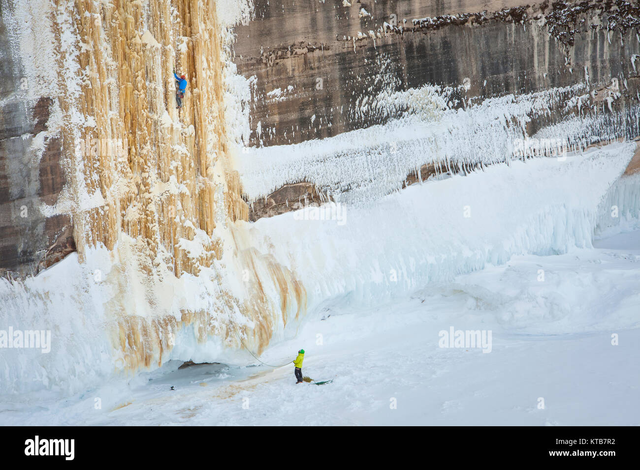 Un grimpeur sur glace dans le nord du Michigan, escalade à Pictured Rocks National Lakeshore en hiver. Banque D'Images