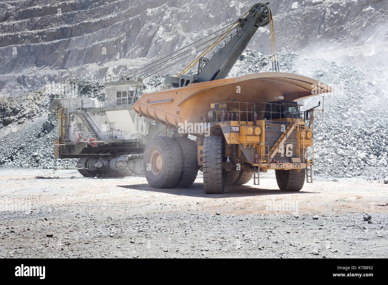 Copiapo, région d'Atacama, Chili - d'énormes camions à benne dans une mine de cuivre à ciel ouvert au nord du Chili. Banque D'Images