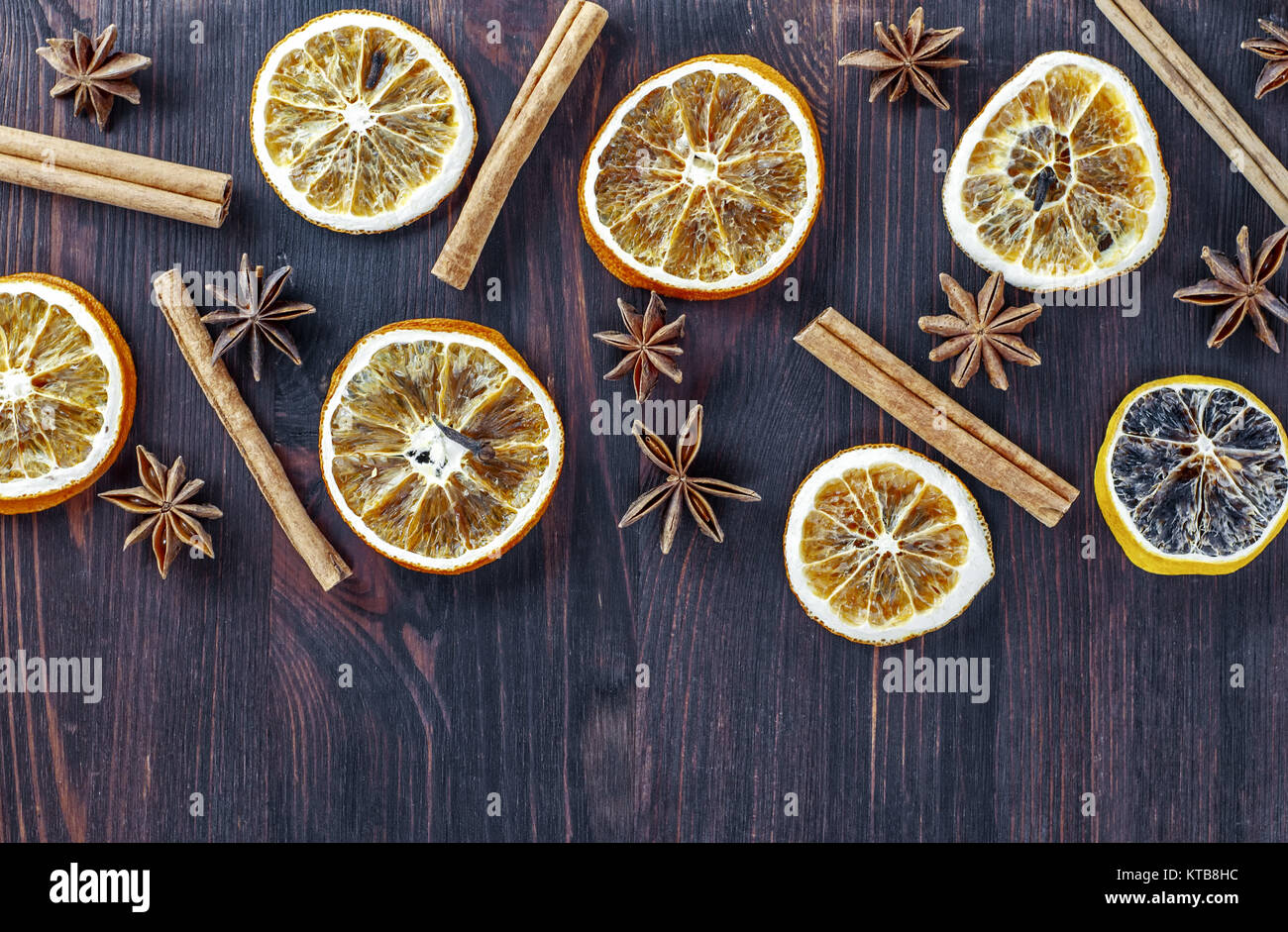 Les cercles d'orange séchée sur une surface en bois brun Banque D'Images