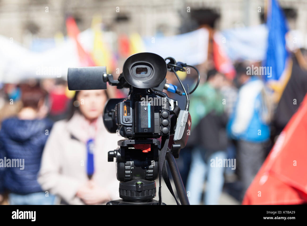 Le tournage de protestation de rue à l'aide d'une caméra vidéo Banque D'Images