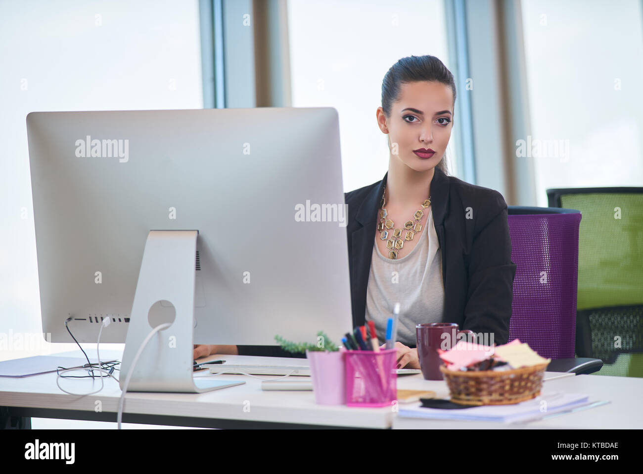 Femme d'affaires moderne dans le bureau Banque D'Images