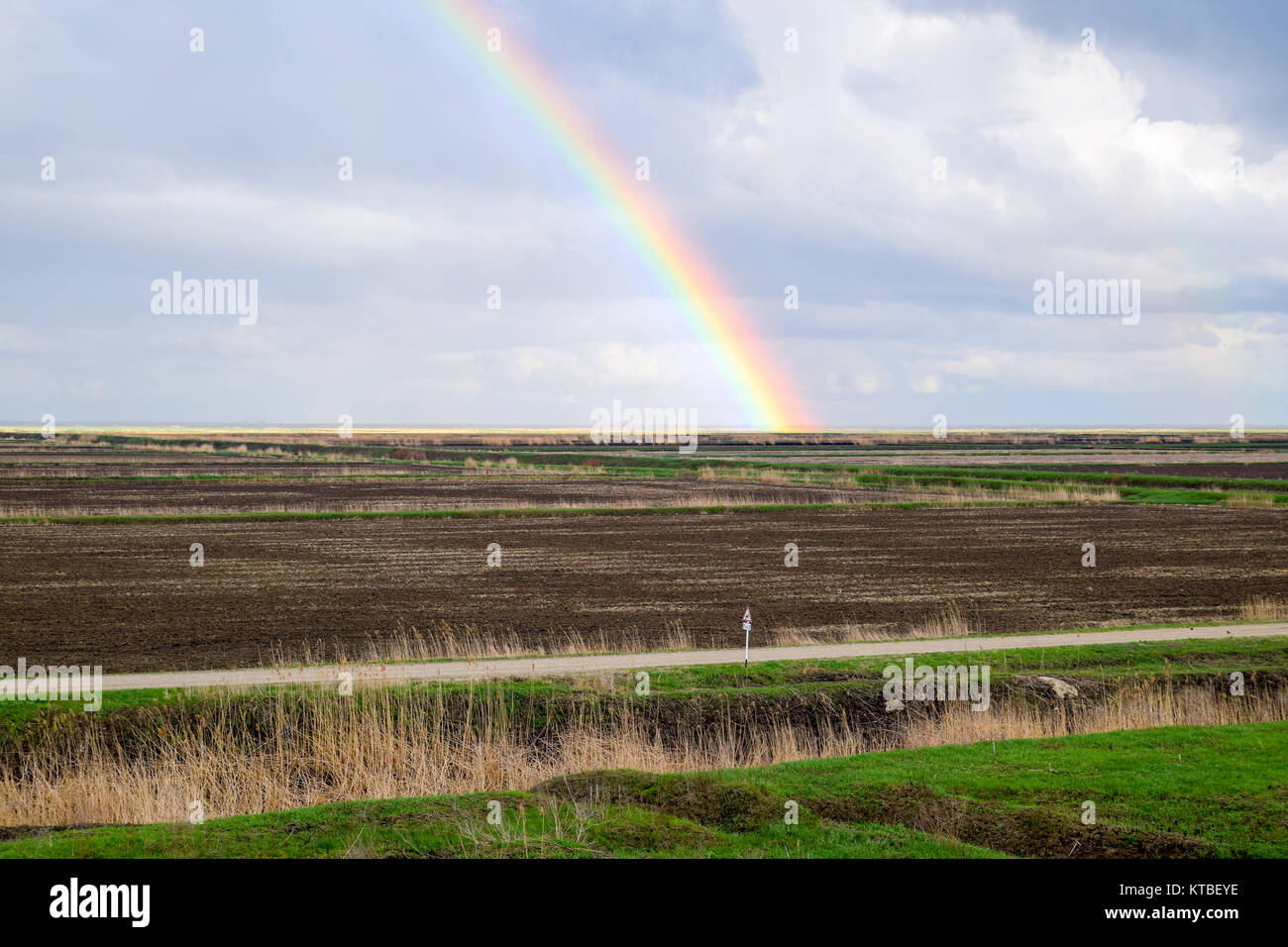 Arc-en-ciel, une vue sur le paysage dans le domaine. Formation de la Banque D'Images