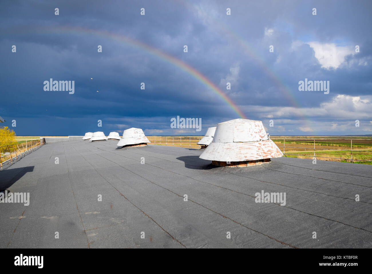 Arc-en-ciel, vue depuis le toit de l'immeuble. Les sorties de ventilation Banque D'Images
