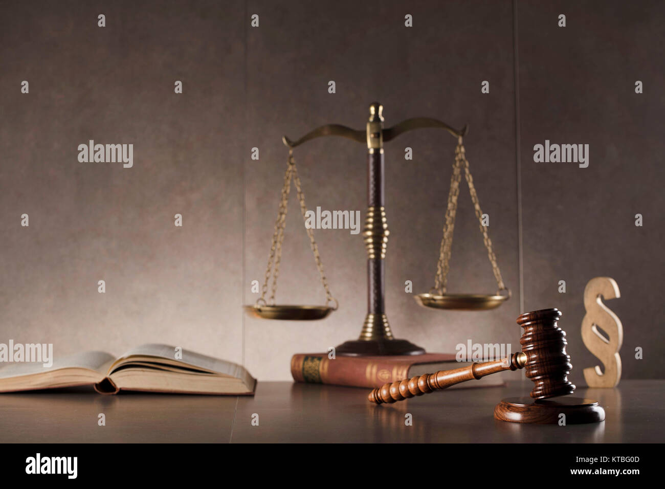 Ancien juge gavel,scale, réserver et paragraph sign - droit des symboles sur table en pierre et l'arrière-plan. Banque D'Images