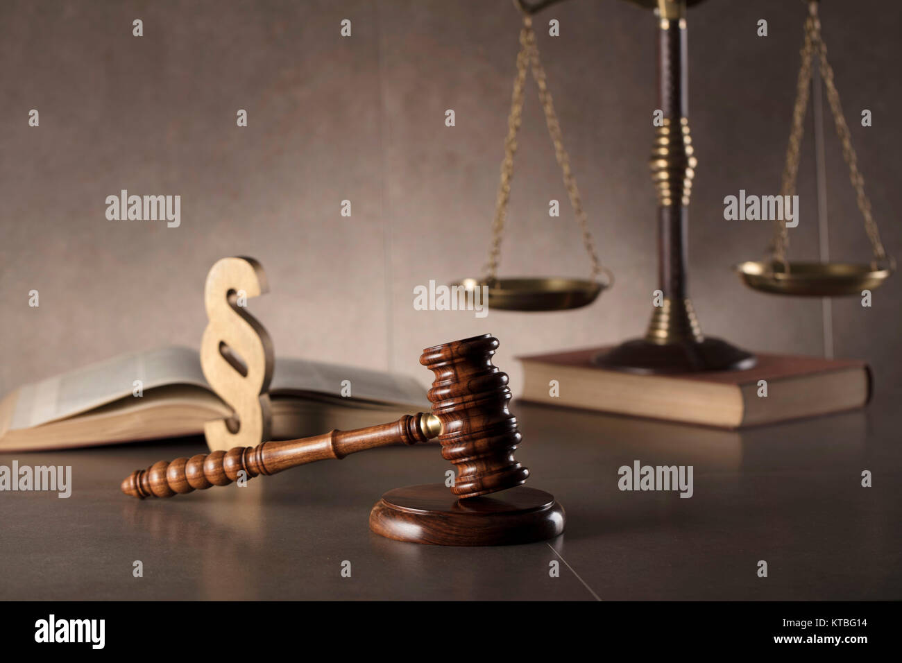 Ancien juge gavel,scale, réserver et paragraph sign - droit des symboles sur table en pierre et l'arrière-plan. Banque D'Images