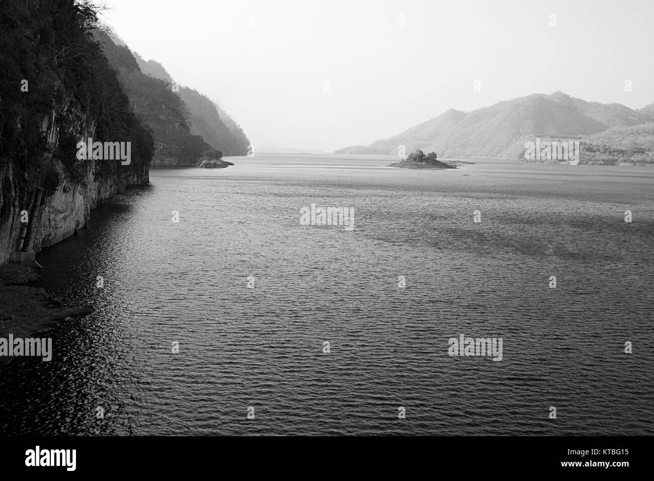 Barrage Khao Laem lac noir blanc à l'extérieur de l'environnement Banque D'Images