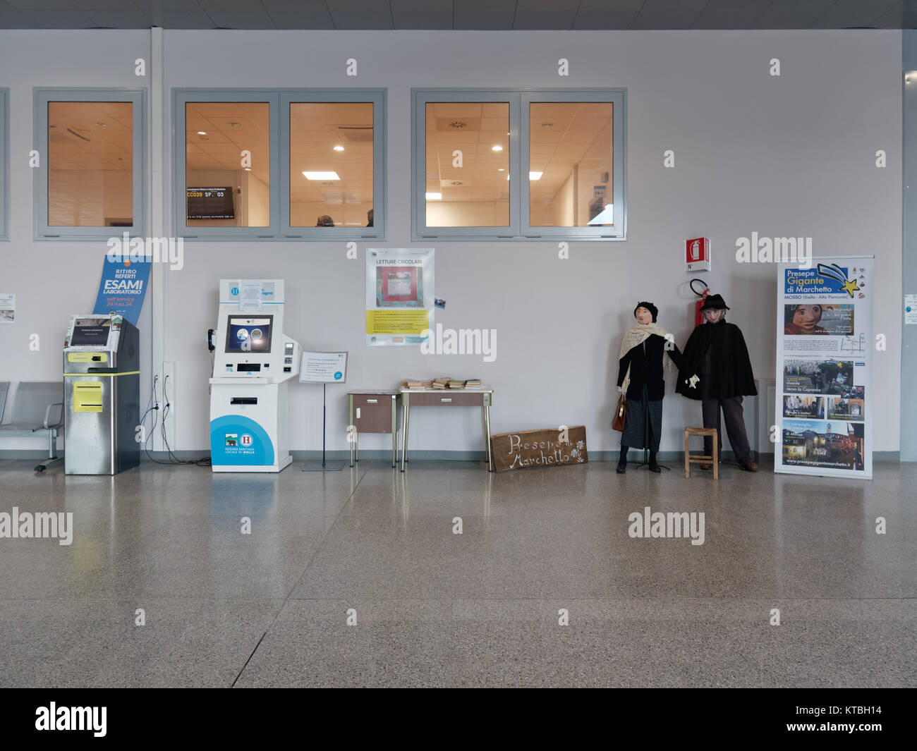 Biella, Italie - 15 décembre 2017 : rapports des compteurs dans l'atrium de l'hôpital de Biella et de décorations de fête avec les nuls. Une architecture moderne Banque D'Images