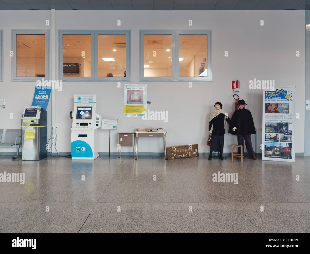 Biella, Italie - 15 décembre 2017 : rapports des compteurs dans l'atrium de l'hôpital de Biella et de décorations de fête avec les nuls. Une architecture moderne Banque D'Images