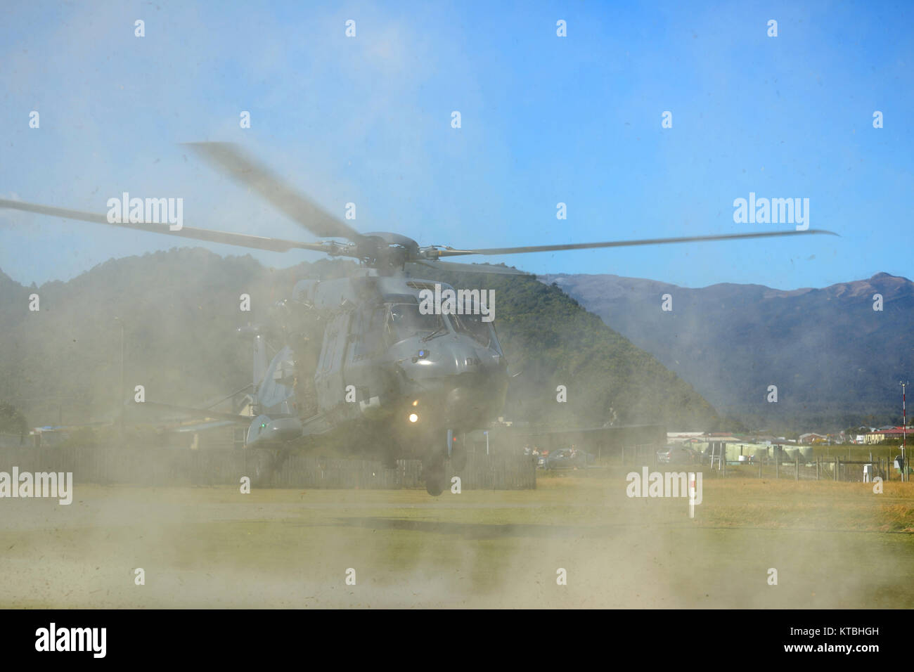 Greymouth, Nouvelle-Zélande, le 18 novembre 2017 : une armée de l'air hélicoptère NH90 décolle à une journée portes ouvertes géré par la New Zealand forces armées. Le NH90 a été construit par l'OTAN Helicopter Industries (INSA) (France). Banque D'Images