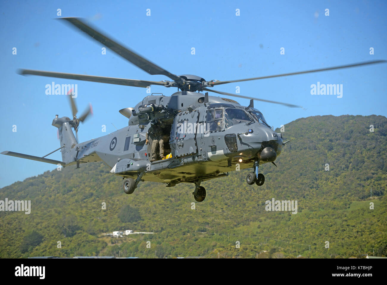 Greymouth, Nouvelle-Zélande, le 18 novembre 2017 : une armée de l'air hélicoptère NH90 décolle à une journée portes ouvertes géré par la New Zealand forces armées. Le NH90 a été construit par l'OTAN Helicopter Industries (INSA) (France). Banque D'Images