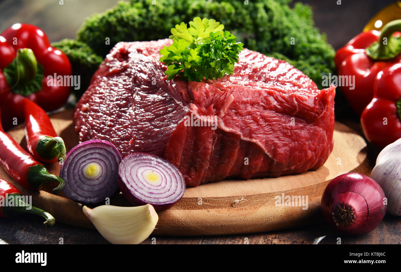Pièce de boeuf et d'épices sur une planche à découper Banque D'Images