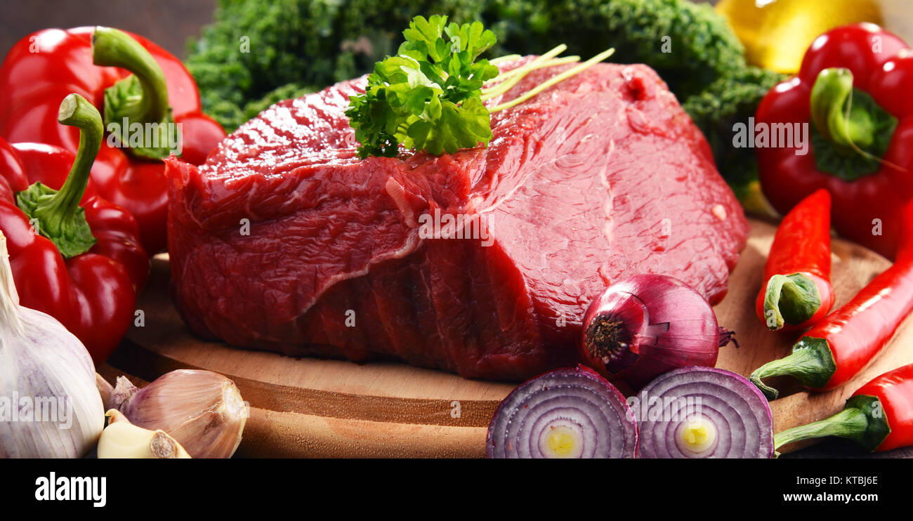 Pièce de boeuf et d'épices sur une planche à découper Banque D'Images