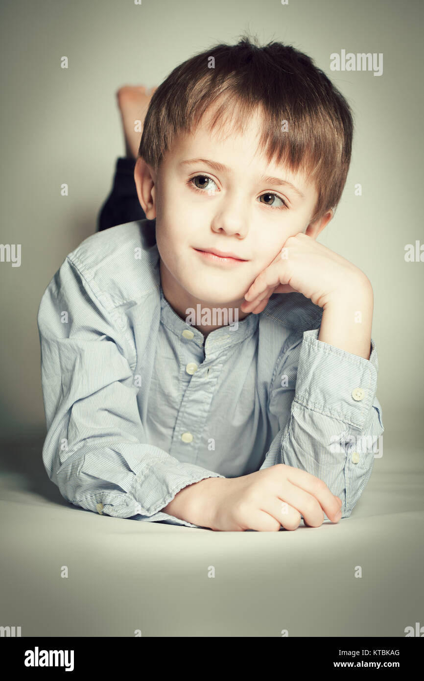 Enfant Mignon Garcon Rever Photo Stock Alamy