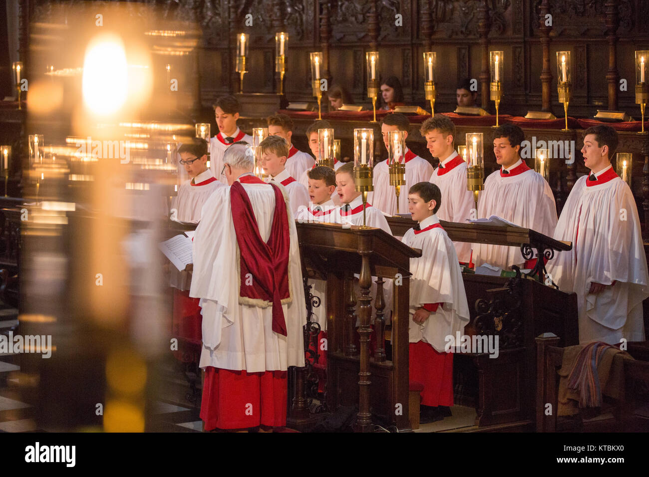 Le King's College choir de Cambridge en répétition pour le Festival de neuf leçons et Noël pour le service de la veille de Noël. Banque D'Images