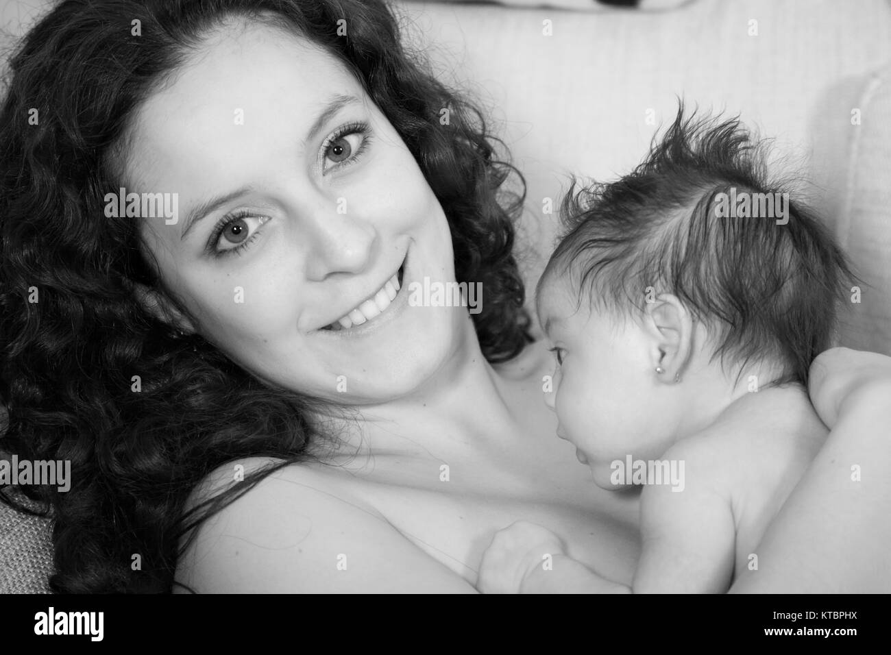 Une mère avec son bébé fille 1 mois Banque D'Images