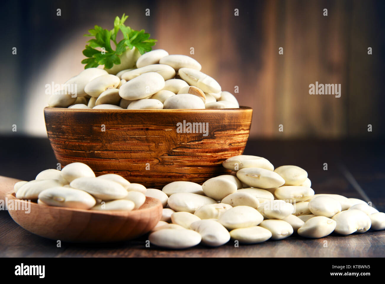 La composition avec bol de haricots blancs sur table en bois Banque D'Images