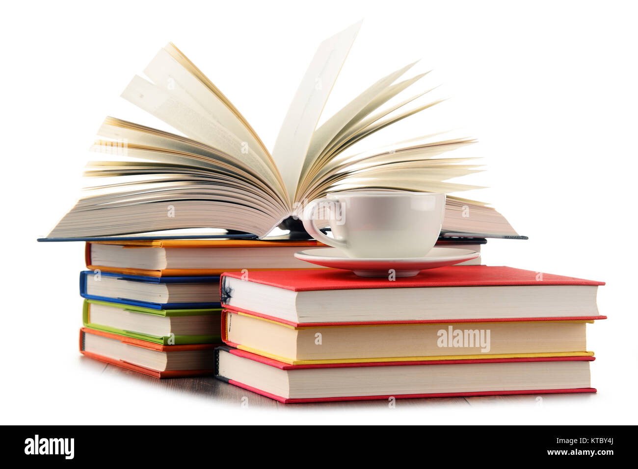 La composition avec livres et tasse de café isolated on white Banque D'Images