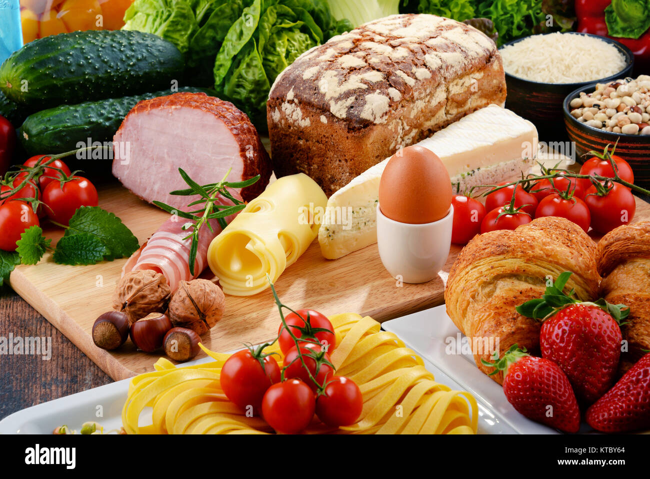 La composition avec variété de produits alimentaires biologiques Banque D'Images