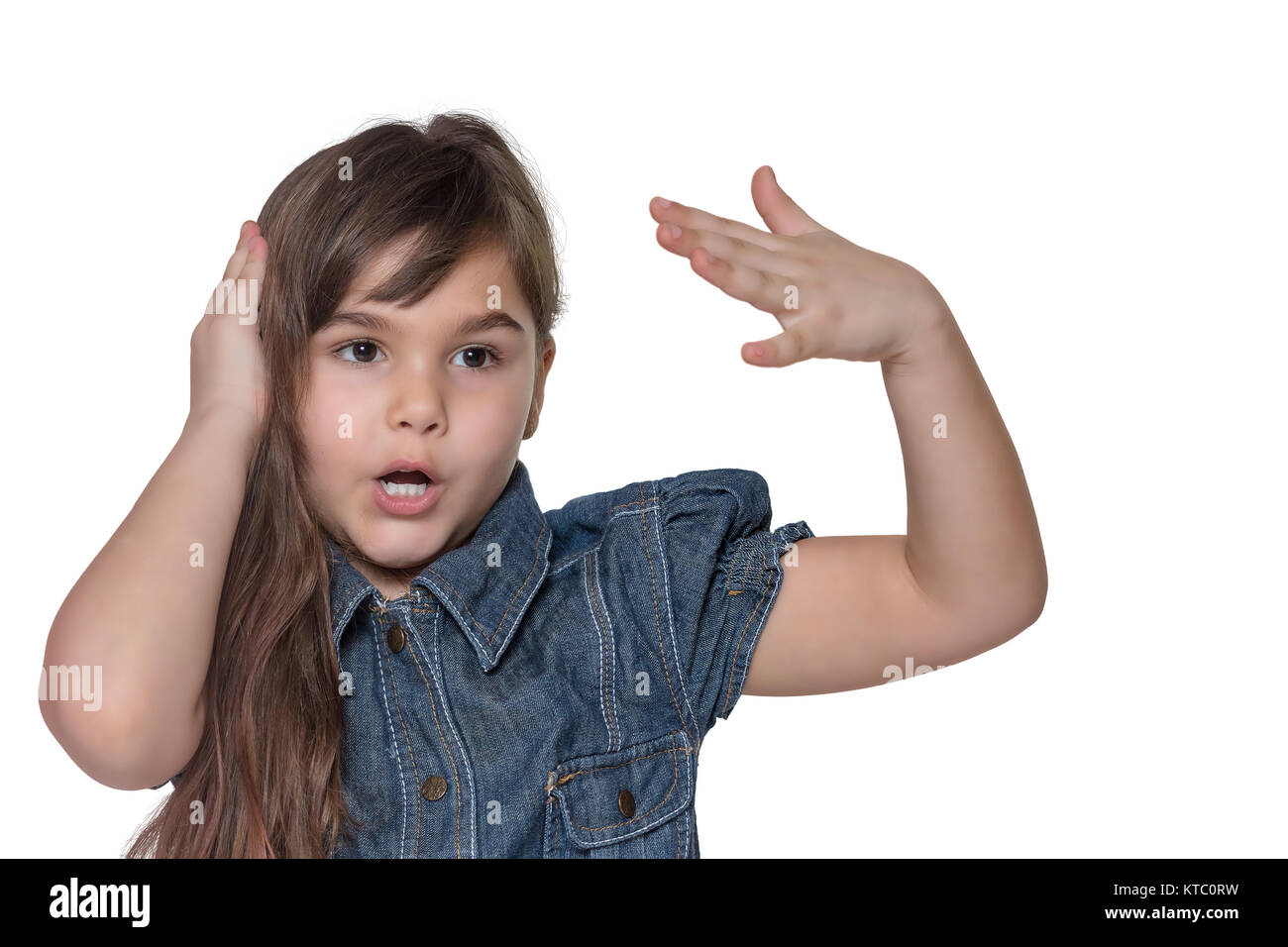 Portrait de petite fille en gesticulant émotionnellement isolé Banque D'Images