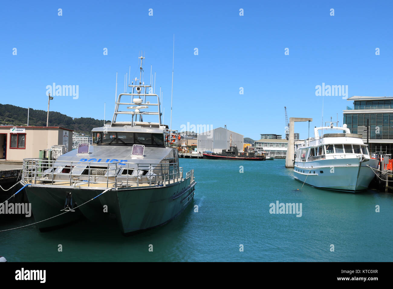 Bateaux dans le port de Wellington, Queens Wharf area y compris la police bateau, petit bateau de plaisance et de lions de mer, un vieux bateau côtier dans la distance. Banque D'Images