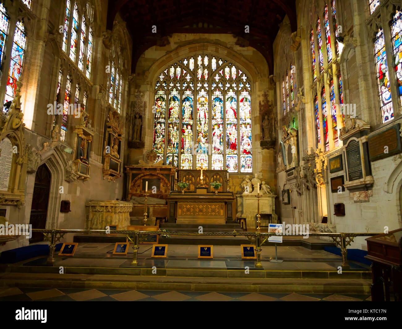 Autel et vitraux, l'église Holy Trinity, Stratford-upon-Avon Banque D'Images