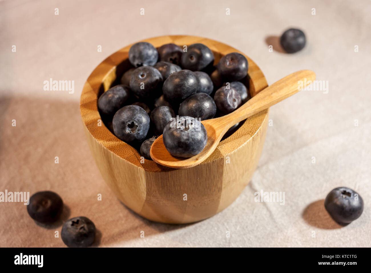 Grand bol en bois de bleuets Banque D'Images