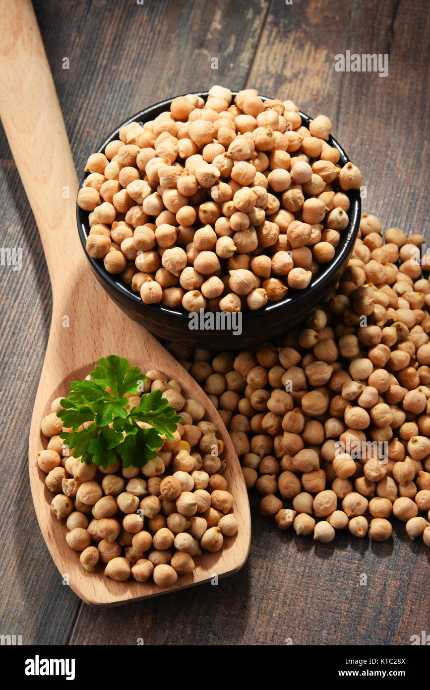 La composition avec bol de pois chiches on wooden table Banque D'Images