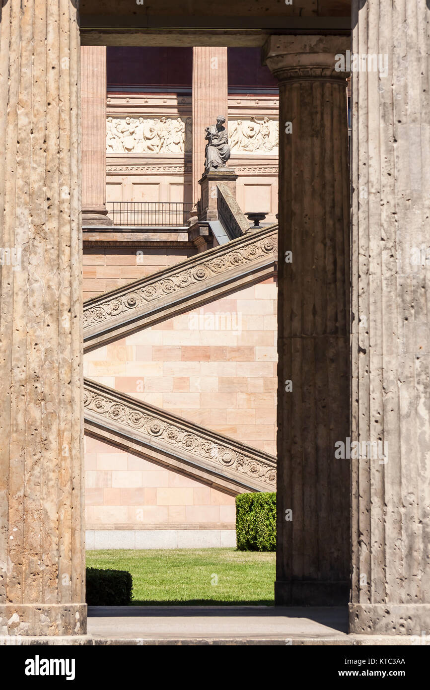 Laubengang Säulen mit vor der alten Nationalgalerie de Berlin Banque D'Images