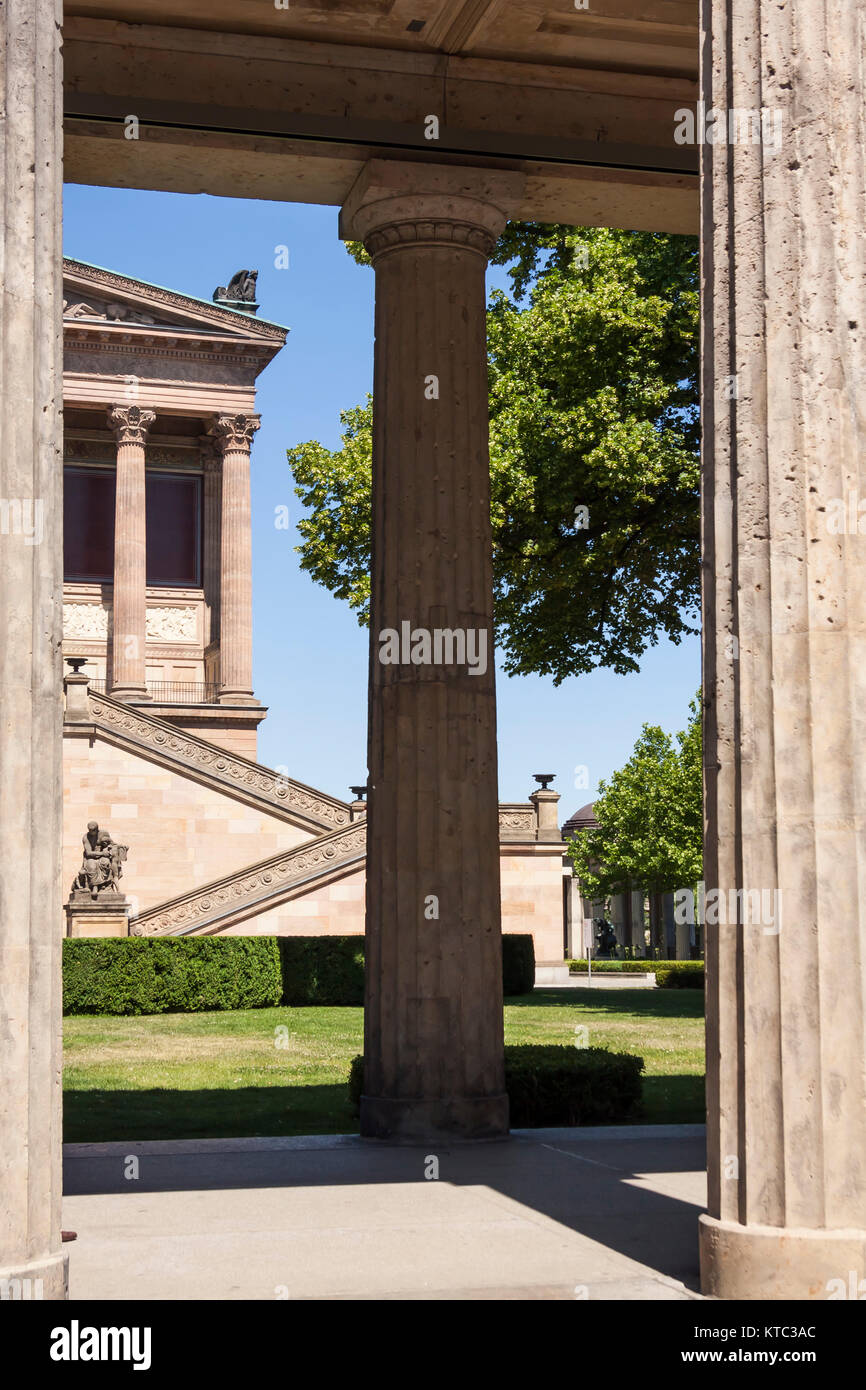 Laubengang Säulen mit vor der alten Nationalgalerie de Berlin Banque D'Images