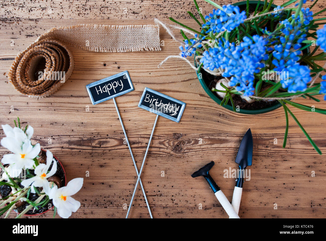 Deux Signes Avec Texte Anglais Joyeux Anniversaire Comme Les Fleurs Du Printemps Muscaris Et Crocus Outils De Jardinage Comme Le Rateau Et Pelle Ruban De Tissu De Chanvre De Fond De Bois