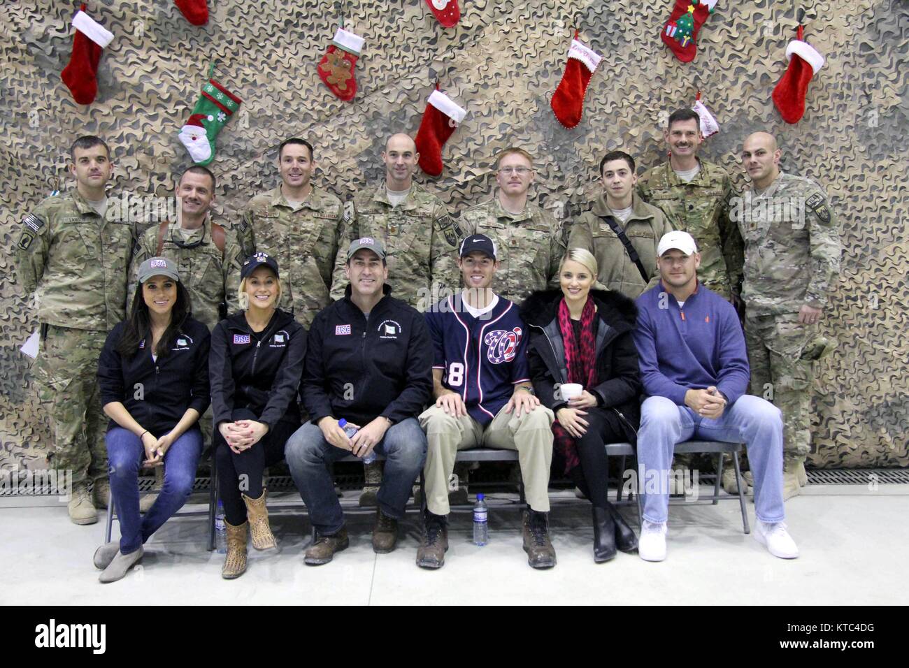 L'actrice Meghan Markle, gauche, pose avec les membres de l'USO Maison de vacances visite des troupes et les membres de l'air à Bagram, 9 décembre 2014 Terrain à Bagram, en Afghanistan. Membres de l'USO de gauche à droite : actrice Meghan Markle, artiste de musique country Kellie Pickler, comédien Rob Riggle, Washington Nationals pitcher Doug Fister, actrice Dianna Agron et retraités Chicago Bears secondeur Brian Urlacher . Banque D'Images