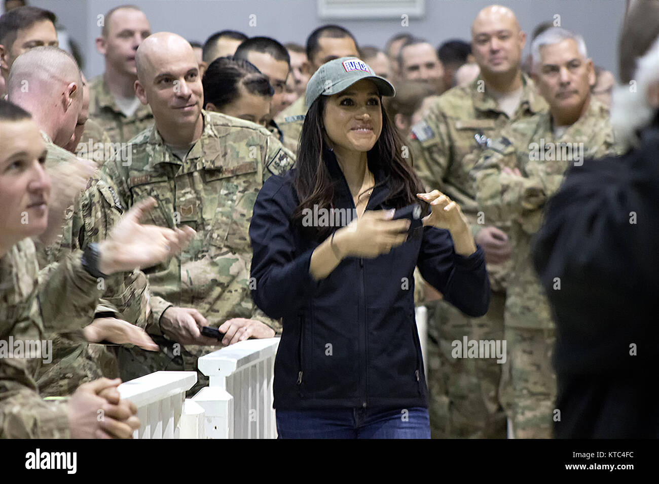 L'actrice Meghan Markle, centre, avec les membres du service au cours de la visite des troupes de l'USO à Bagram Air Field le 9 décembre 2014 à Bagram, en Afghanistan. Banque D'Images