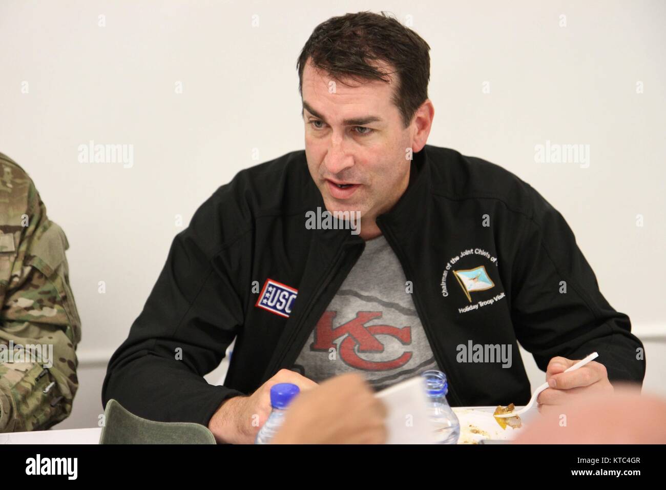 Les Riggle Le comédien Rob Riggle a déjeuner avec les membres du service militaire ...