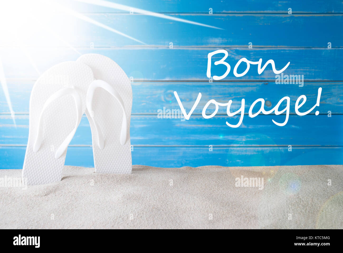 Texte Francais Bon Voyage Bon Voyage Carte De Voeux D Ete Ensoleille Avec Du Sable Et Des Tongs Shabby Chic Et Vintage Bleu Fond De Bois Photo Stock Alamy
