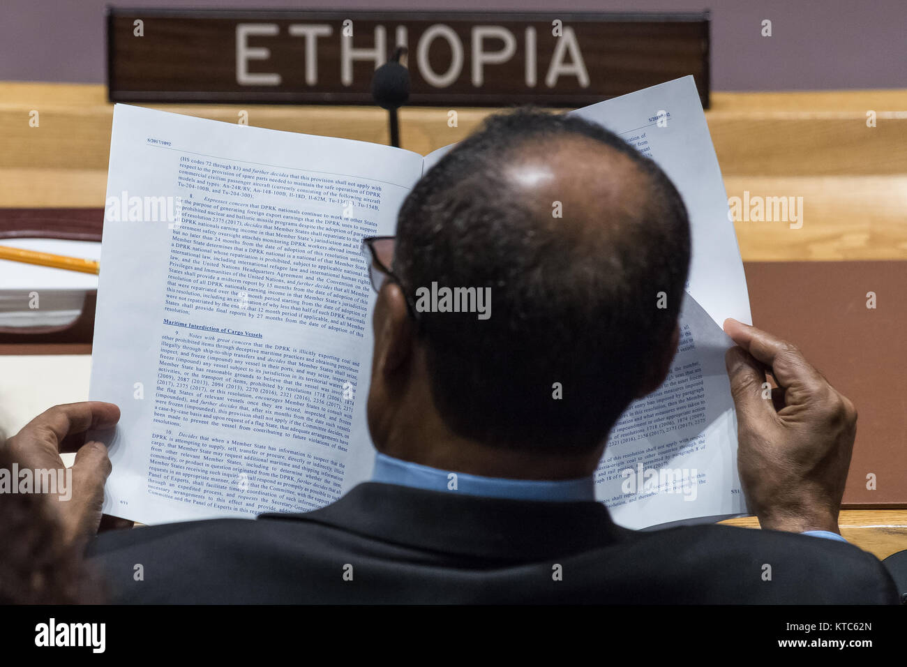 New York, États-Unis. Dec 22, 2017. L'Ethiopian délégué au Conseil reviews une copie du projet de résolution à une réunion du Conseil de sécurité des Nations Unies concernant les nouvelles sanctions à la République populaire démocratique de Corée au siège des Nations Unies. Au cours de cette réunion, les 15 membres du Conseil ont adopté à l'unanimité la résolution 2397 qui impose, entre autres mesures, d'autres restrictions sur l'importation de pétrole à la Corée du Nord. Credit : Albin Lohr-Jones/Pacific Press/Alamy Live News Banque D'Images