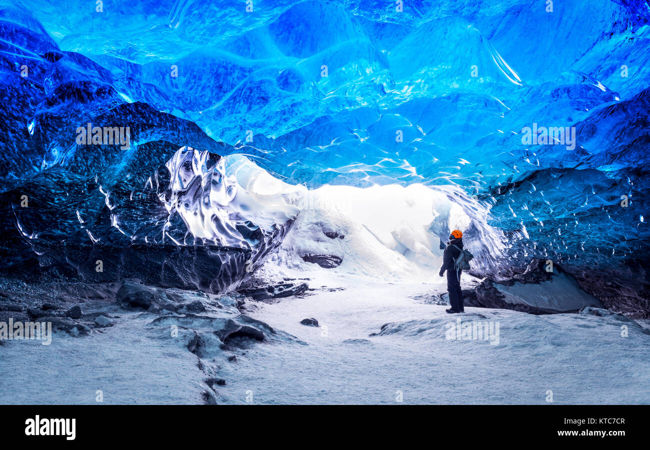 Voyageur dans la caverne de glace, l'homme debout sous terre à l'intérieur d'un glacier, le climat spécifique, le Parc National de Vatnajökull, incroyable de la nature, de l'Islande Skaftafell Banque D'Images