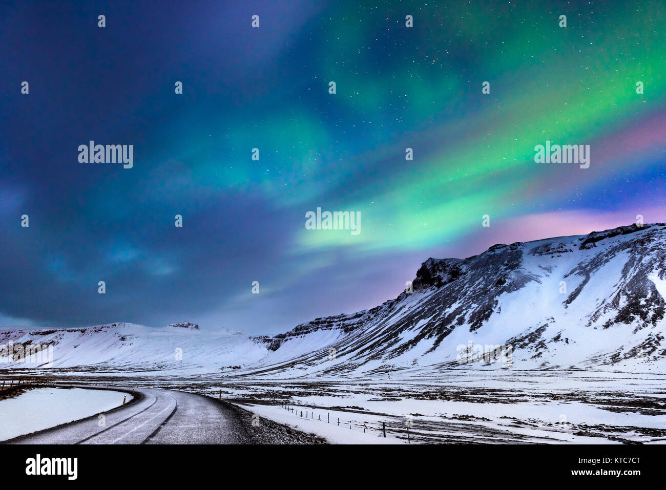 Beau paysage de la northern lights plus haute montagne couverte de neige, Aurora Borealis, merveilleux phénomènes de la nature, l'hiver en bouton Banque D'Images