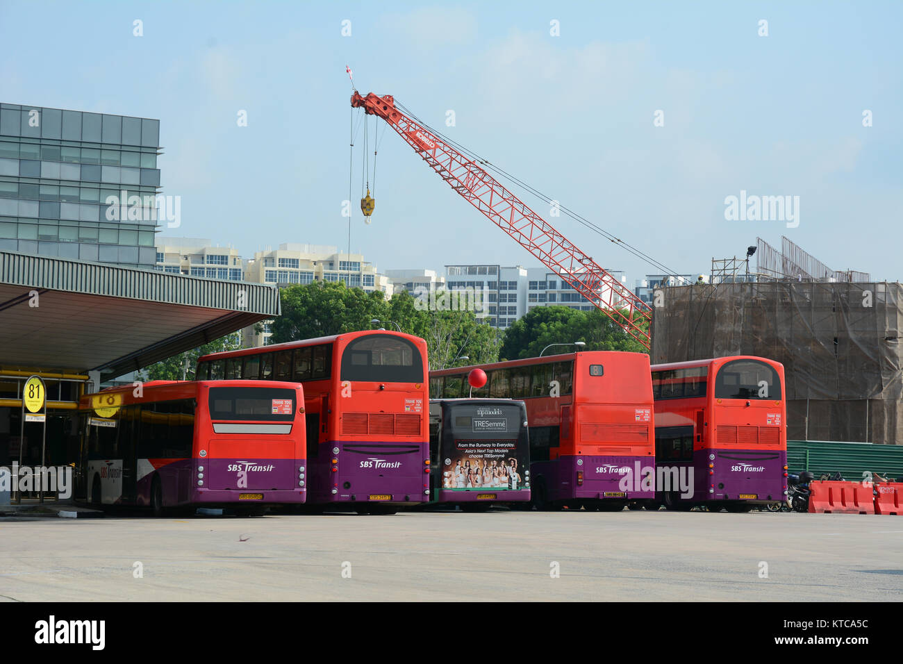 Singapour - Jul 3, 2015. Services de transport Autobus à un terminal de bus occupé à Singapour. SBS Transit est un opérateur ferroviaire et routière à Singapour et porte cl Banque D'Images