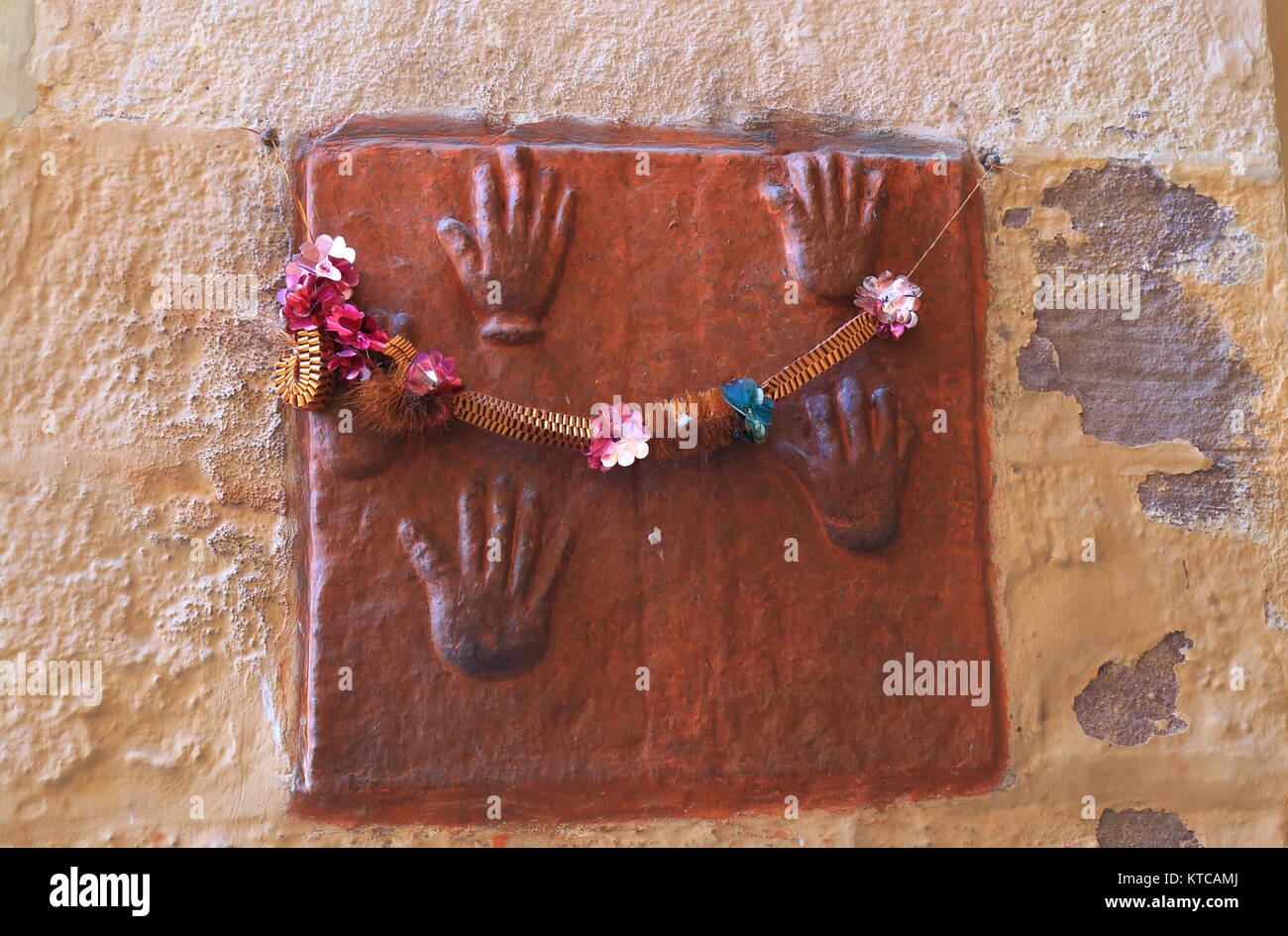 Le Sati mark handprints à Fort Mehrangarh Jodhpur Inde Banque D'Images