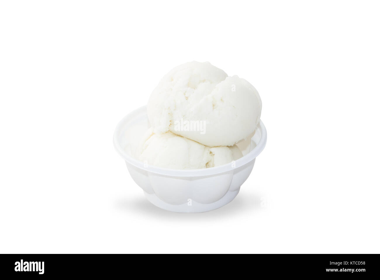 Glace coco dans un bol en plastique blanc isolé sur fond blanc avec chemin de détourage. La noix de coco à la vapeur est fabriqué à partir de noix de coco avec un doux parfum de fr Banque D'Images