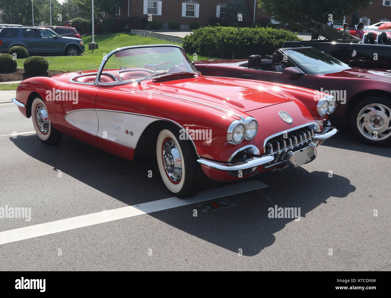 Auto- 1960 Chevrolet Corvette. Rouge. Car Show à Centerville-Washington Township Americana Festival. Centreville, Dayton, Ohio, USA. 2255H Banque D'Images