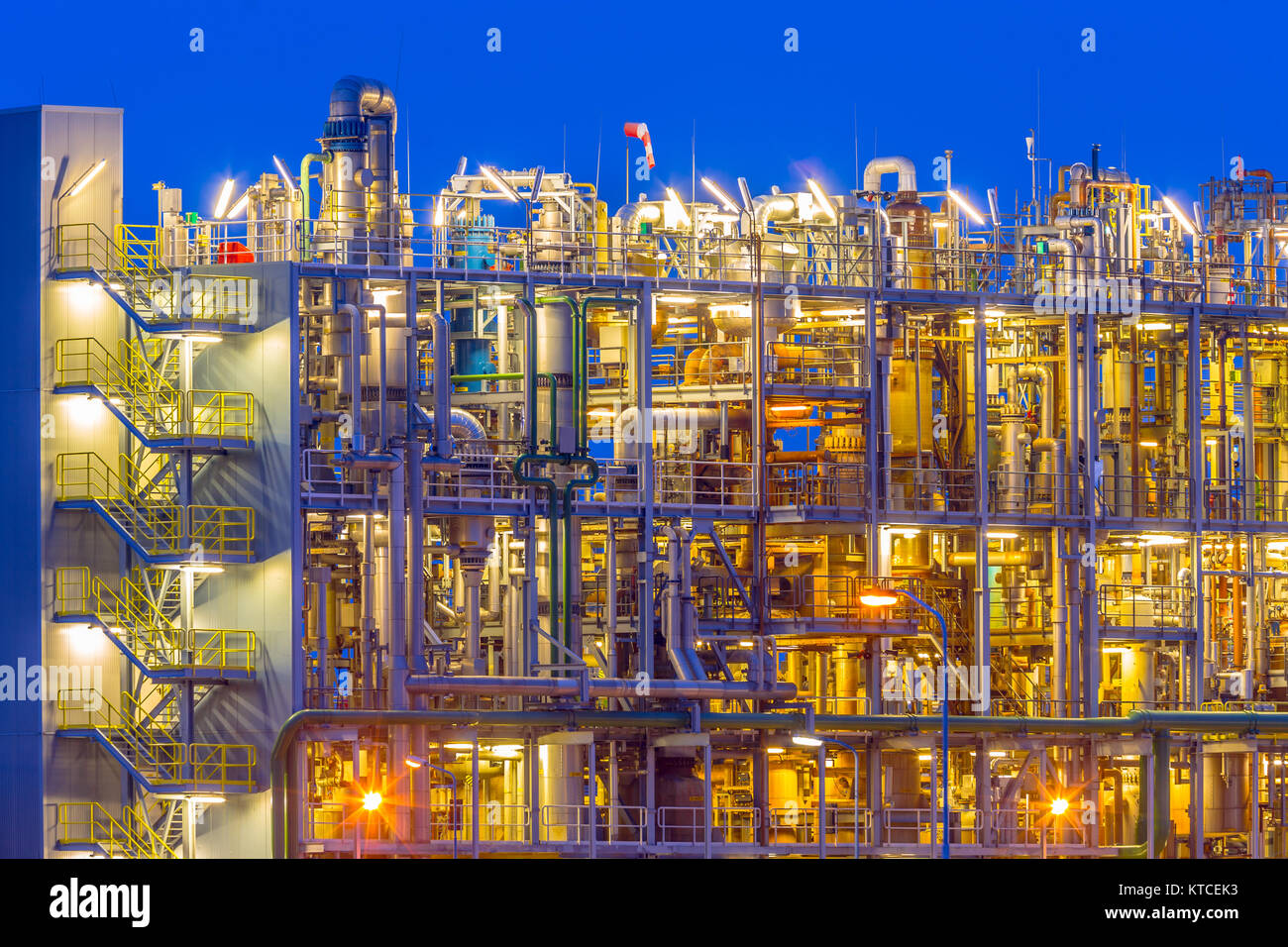 Aperçu de l'usine de produits chimiques lourds framework au coucher du soleil dans une usine industrielle salon Banque D'Images