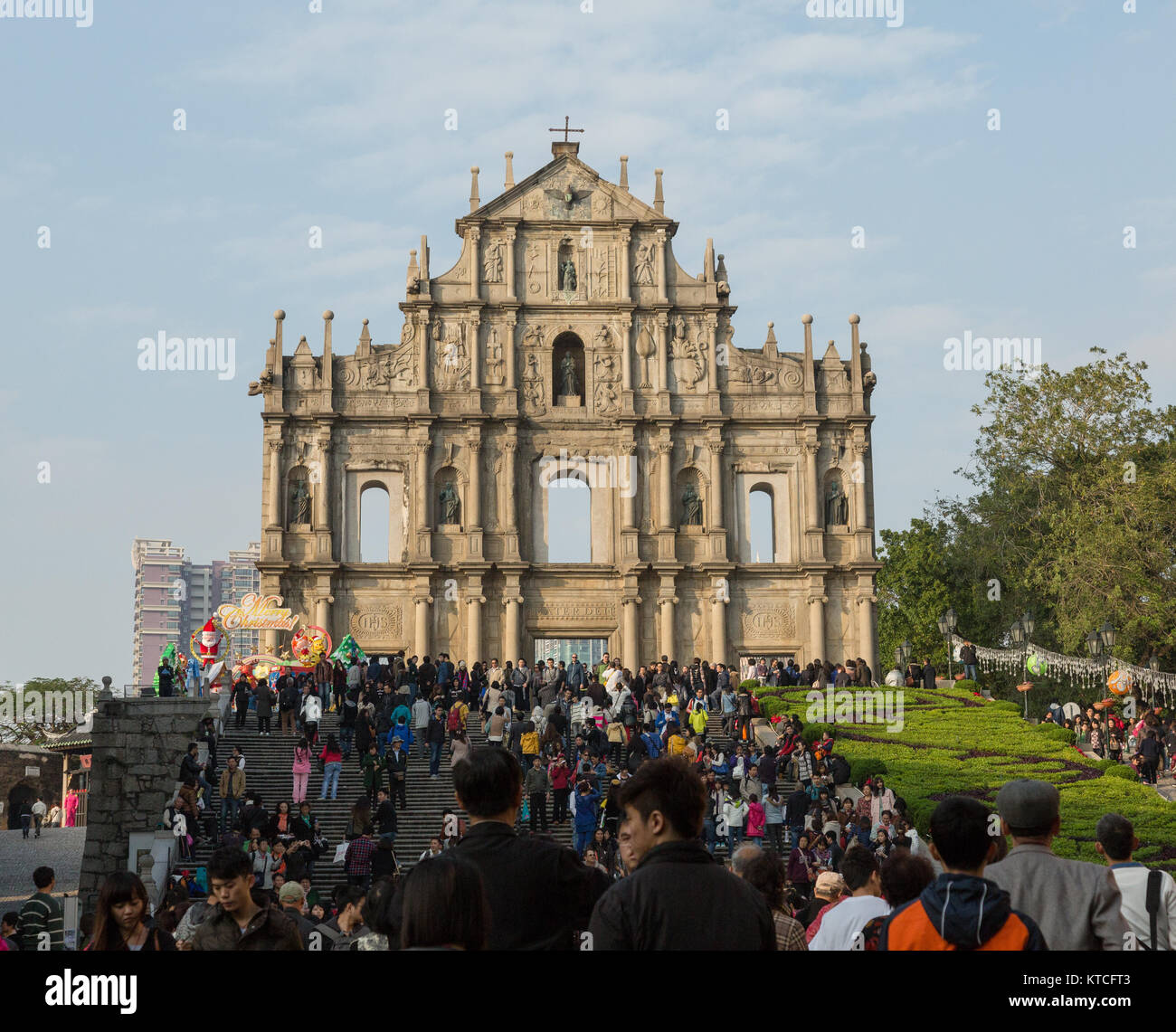 MACAO, CHINE DÉCEMBRE 2012 : Les gens en face de célèbres ruines de St Paul's Church Banque D'Images