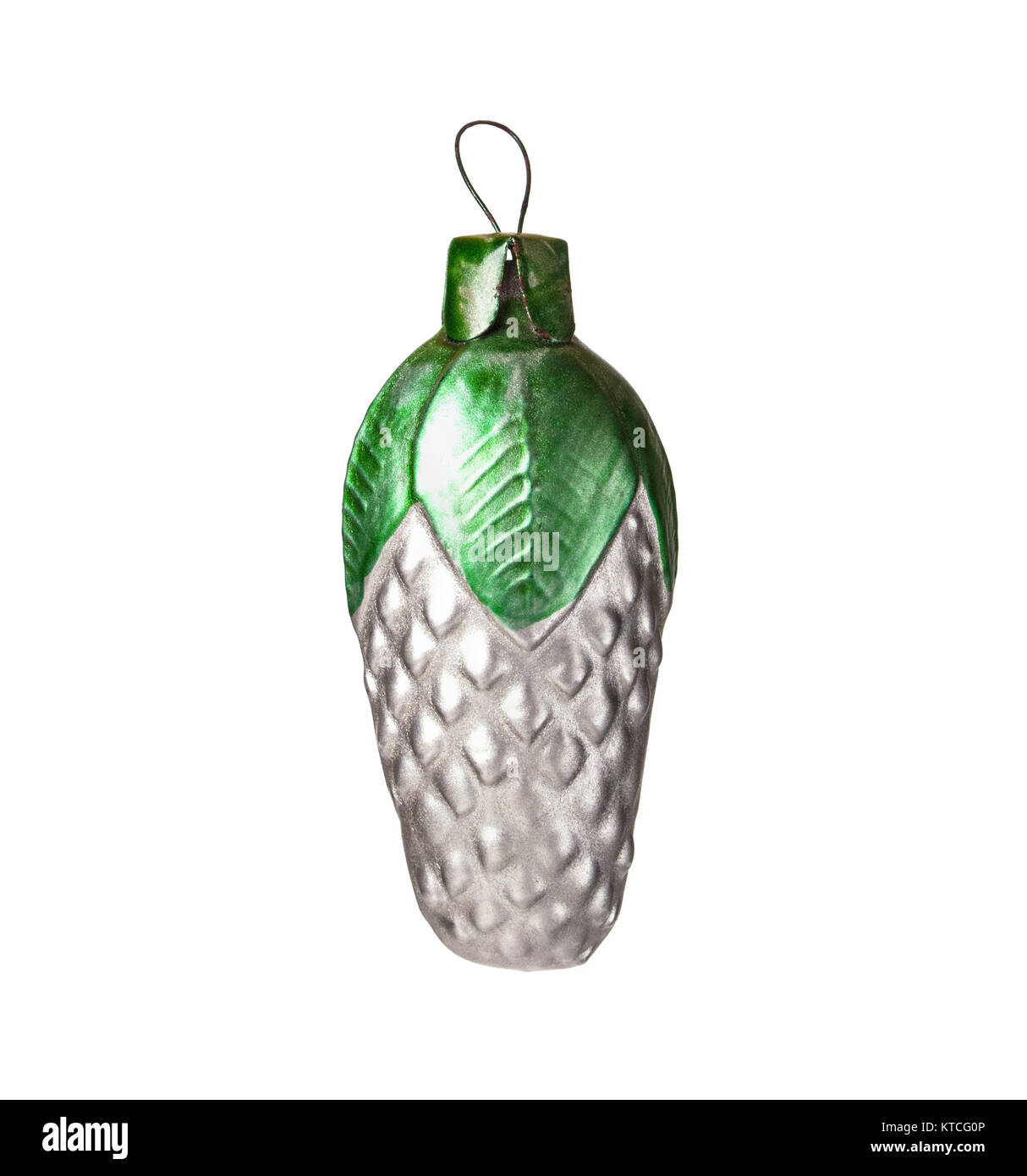 Décoration d'arbre de Noël en verre jouet dans la forme d'adorables crimson fir cone isolé sur fond blanc Banque D'Images Décoration d'arbre de Noël en verre jouet dans la forme d'adorables crimson fir cone isolé sur fond blanc Banque D'Images