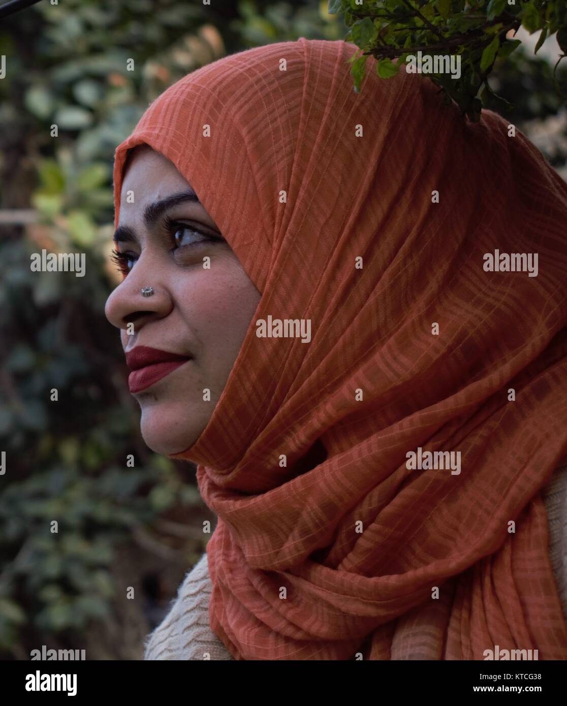 Une Belle Femme Au Foyer Admirant Le Paysage Et Souriant Sur Les Magnifiques Creations D Allah Tout Puissant Photo Stock Alamy