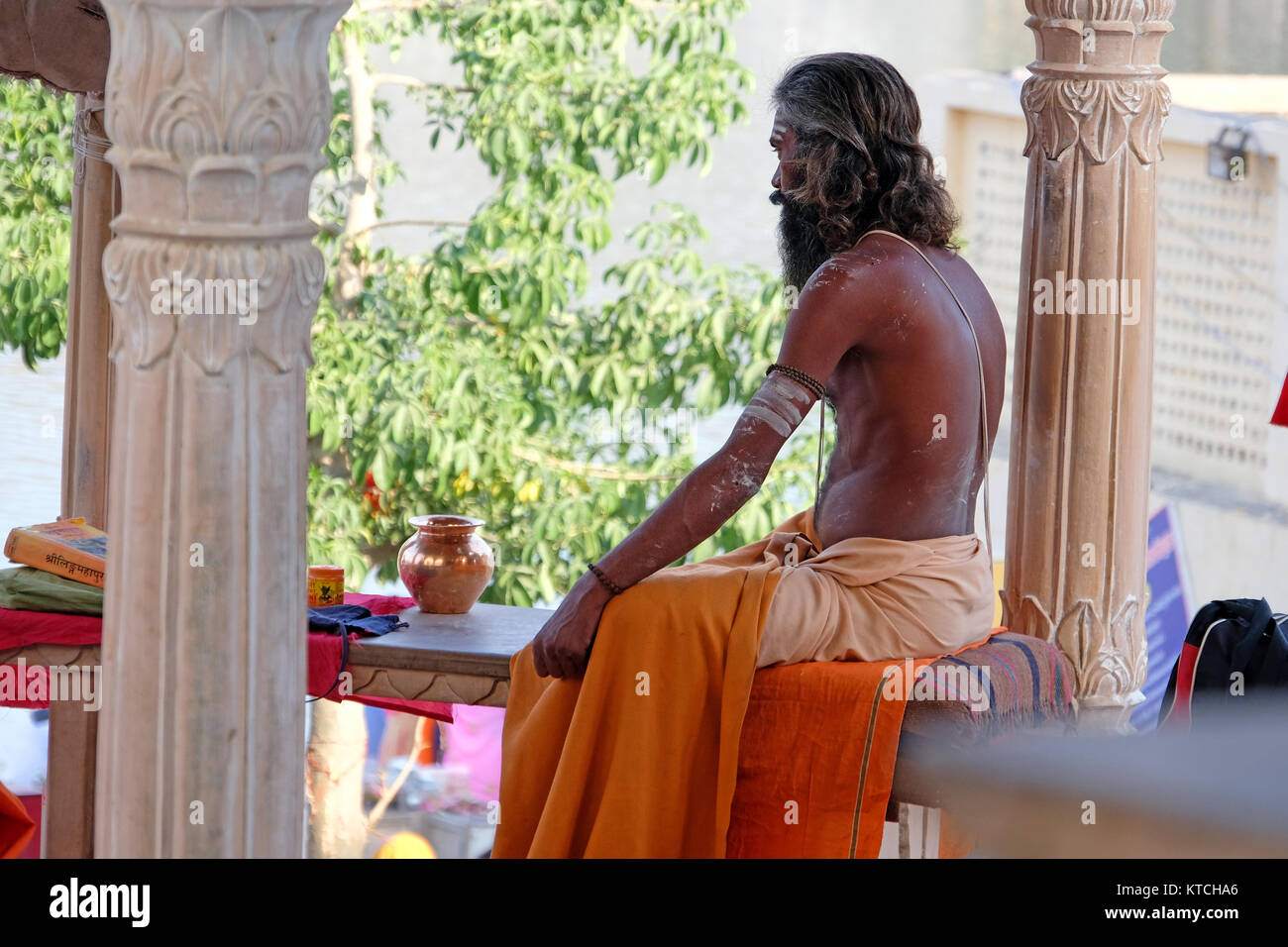 Un saint homme (Sadhu, Saddhu) à les ghats, Pushkar, Rajasthan, Inde Banque D'Images
