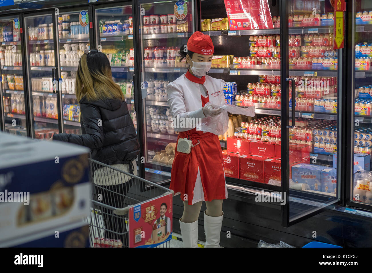Les produits laitiers sont en vente dans un Wal-Mart Supercenter à Beijing, Chine. Banque D'Images